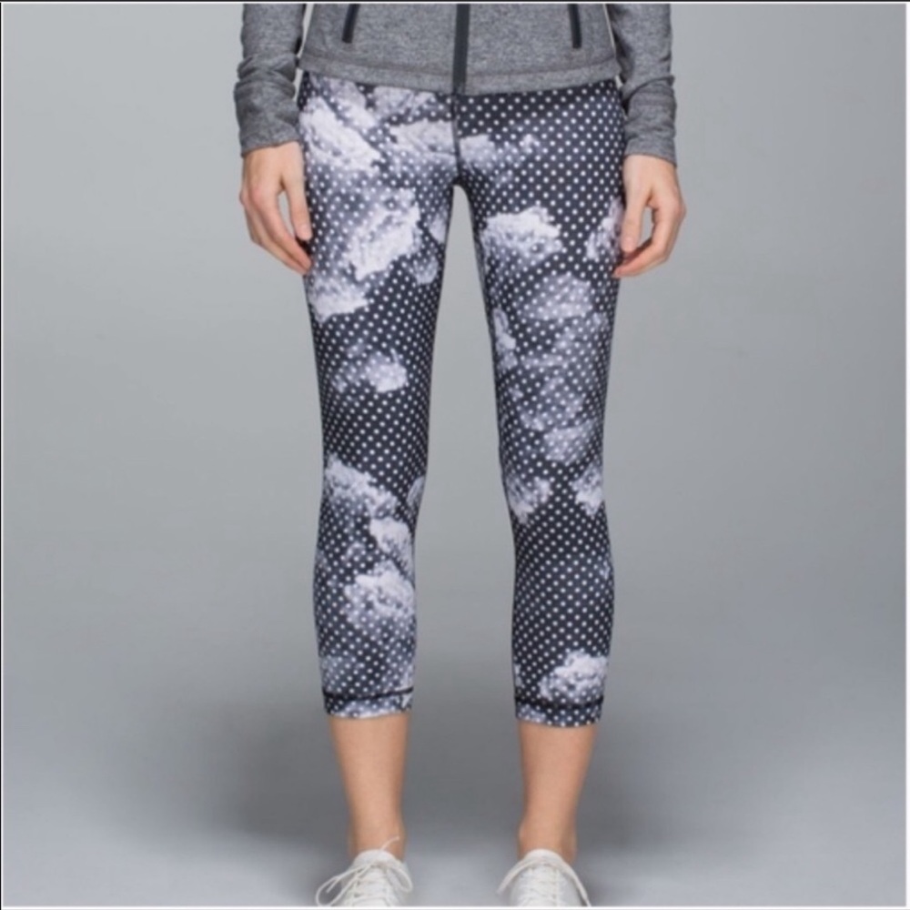 Lululemon Wunder Under Crop II. Size 6